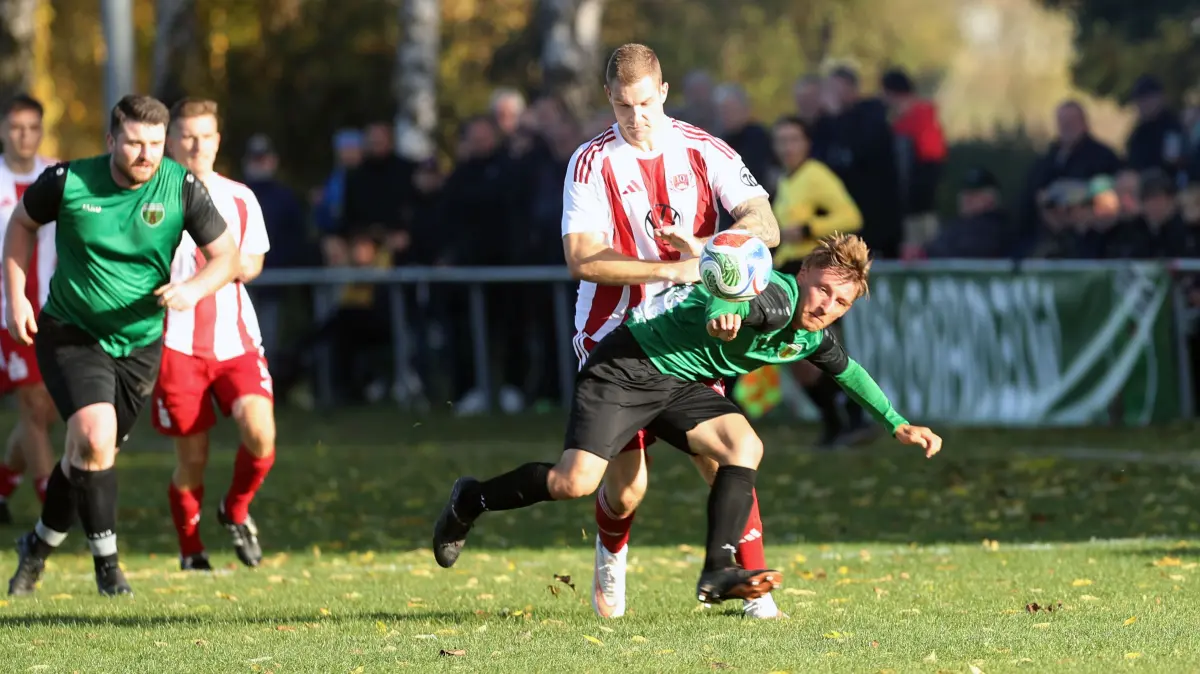 25.10.2026, LK 8. ST: VfB Gramzow - Rot-Weiß Prenzlau 3:1, Max Frenzel (vorn) gegen Danny Blume