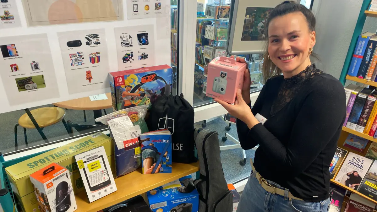 Die Stadtbibliothek Eisenhüttenstadt als Makerspace: Die Leiterin Julia Hilgers zeigt einige Medien und Geräte, mit Hilfe derer die Nutzer auch dort kreativ werden können.