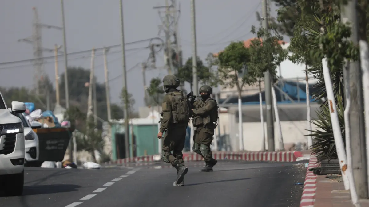 Israeli Soldiers and Military Vehicles Deployed Across Hebron Amid Ongoing Operation: Israeli Soldiers and Military Vehicles Deployed Across Hebron Amid Ongoing Operation Israeli soldiers and military vehicles are deployed along streets in the West Bank city of Hebron, on October 25, 2026, as an Israeli military operation continues for the third consecutive day. The operation involves road closures, restrictions on Palestinian movement and the deployment of Israeli troops across several areas of the city. Photo by Mamoun Wazwaz apaimages Hebron West Bank Palestinian Territory 251026_Hebron_MW_0034 Copyright: xapaimagesxMamounxWazwazxxapaimagesx