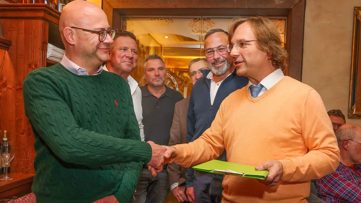 Daniel Märkisch von der Mittelstandsvereinigung (MIT) der CDU übergibt Oberbürgermeister Axel Strasser (parteilos) den Aktionsplan von Wirtschaftsinitiativen. Dahinter stehen Marco Müller, Ron Zithier, Mariusz Rzeznikiewicz und Markus Jahn.