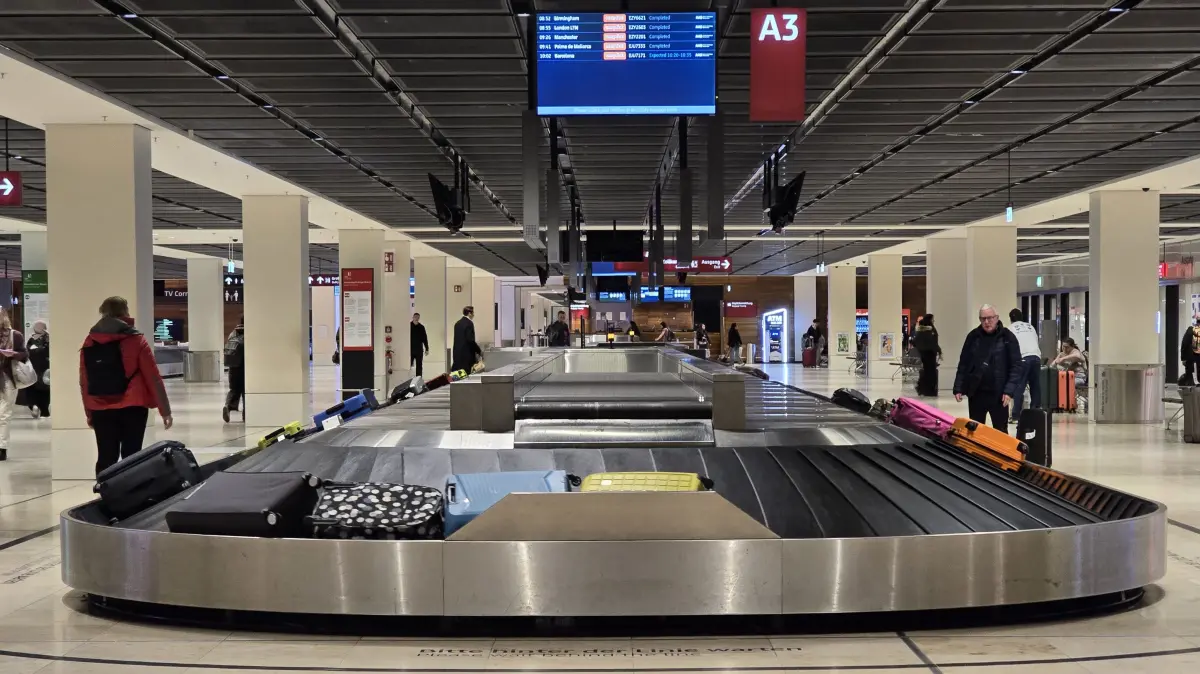 Gepäckband am Flughafen BER. Wer ohne Koffer im Urlaub oder zu Hause ankommt, hat erst einmal einigen Stress vor sich. (Symbolbild)