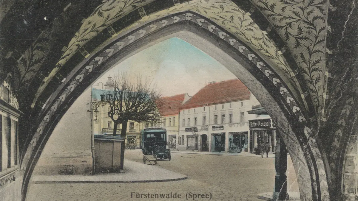 Im Mittelalter wurde in Fürstenwalde Gericht in der sogenannten Gerichtslaube des Rathauses abgehalten. Dieses Gewölbe von 1511 – hier zu sehen auf einer historischen Postkarte – war früher nach drei Seiten geöffnet. Man glaubte, dass der göttliche Zorn Meineidige dann direkt treffen konnte.
