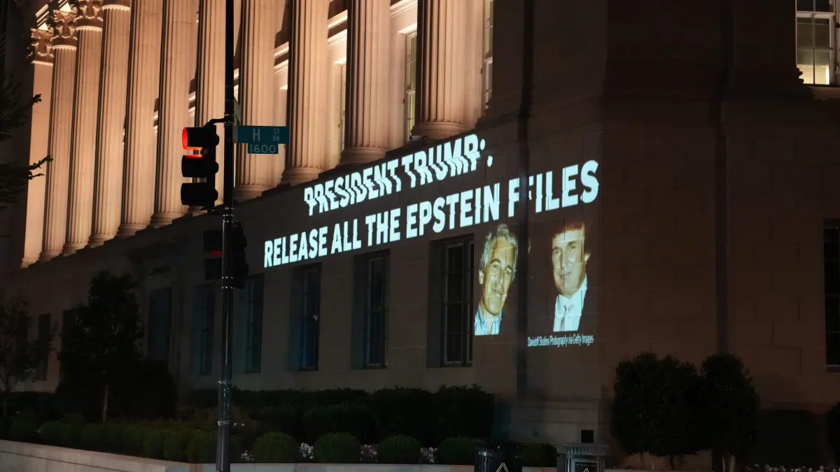 Trump-Epstein-Protest in der Nähe des Weißen Hauses: Diese Aufforderung an US-Präsident Trump wird als Projektion an eine Hausfassade am Hauptsitz der US-Handelskammer geleuchtet. (zu dpa: «Demokraten fordern Ermittler zu Trumps Epstein-Verbindungen»)