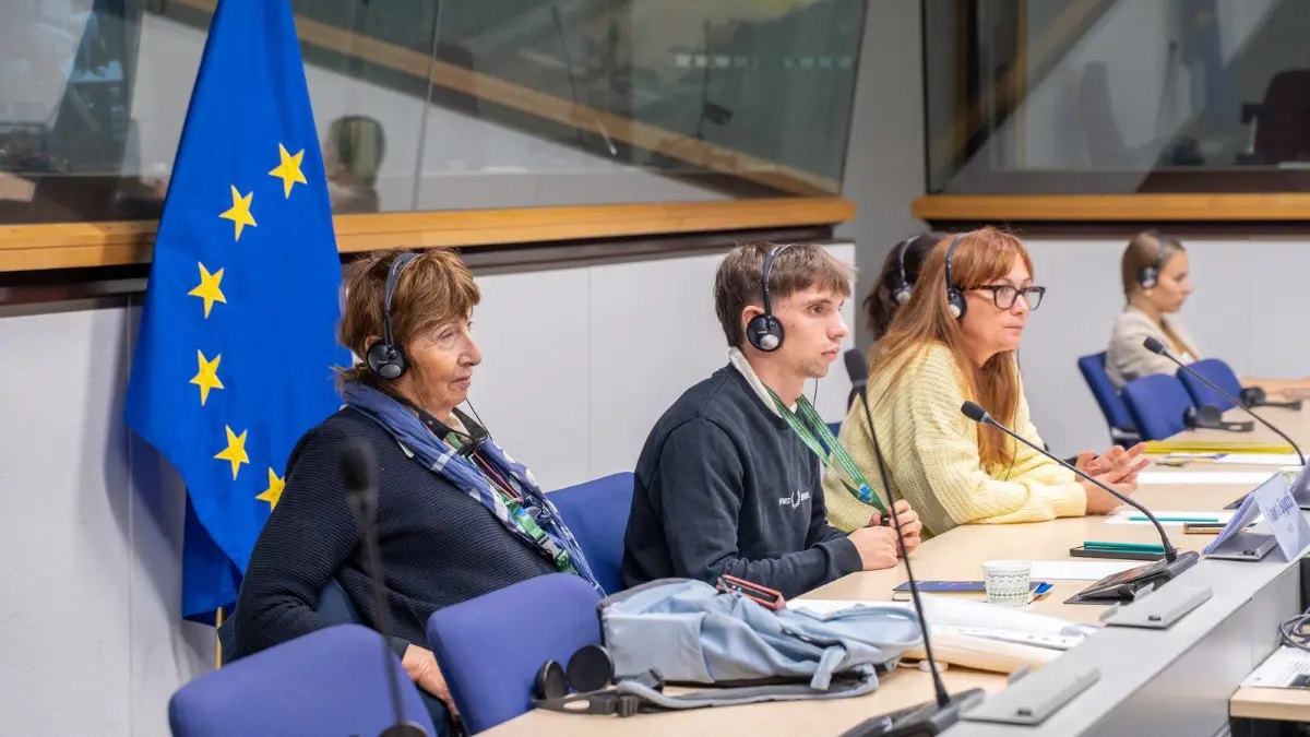 Teilnehmende des Europäischen Bürgerforums tauschen sich über die Zukunft der Demokratie in Europa aus.