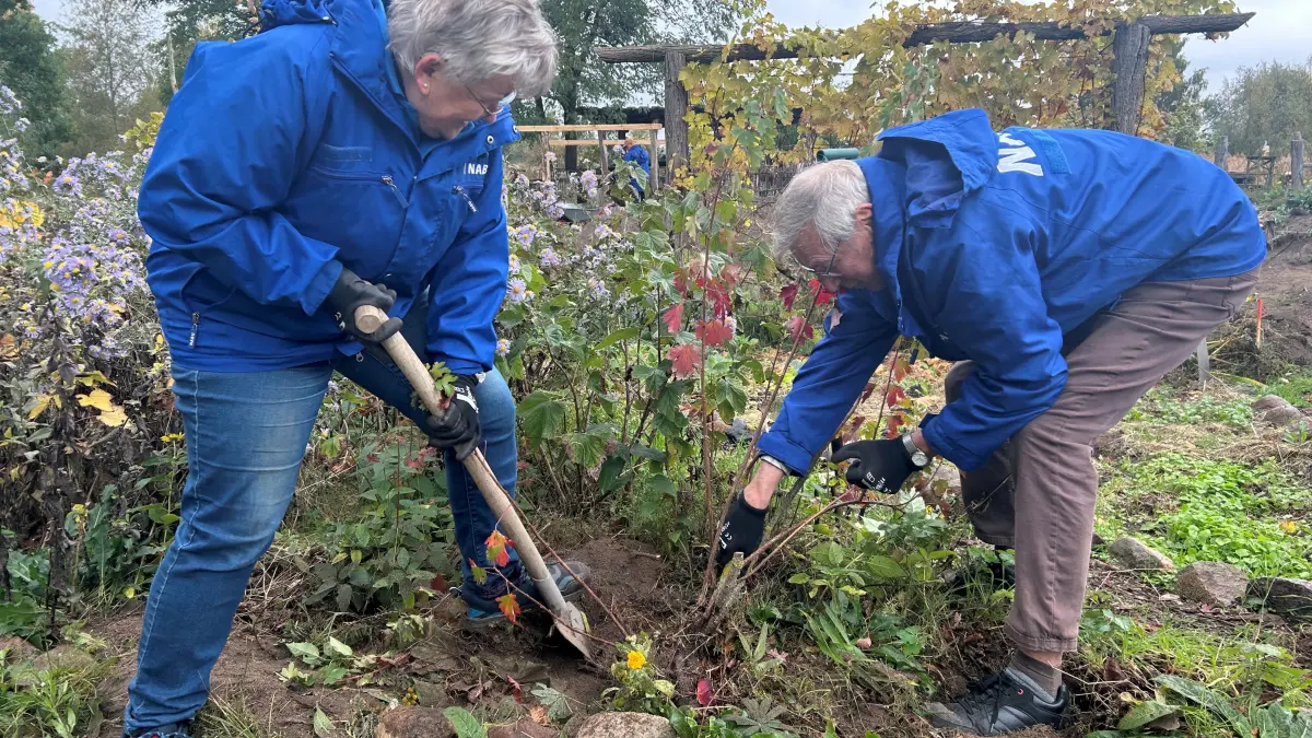 Beate Lipp (l.) und Jürgen Meile sind zwei der Freiwilligengruppe 'Wertvolle Schätze', welche in und um das NABU-Erlebniszentrum Blumberger Mühle aushelfen.