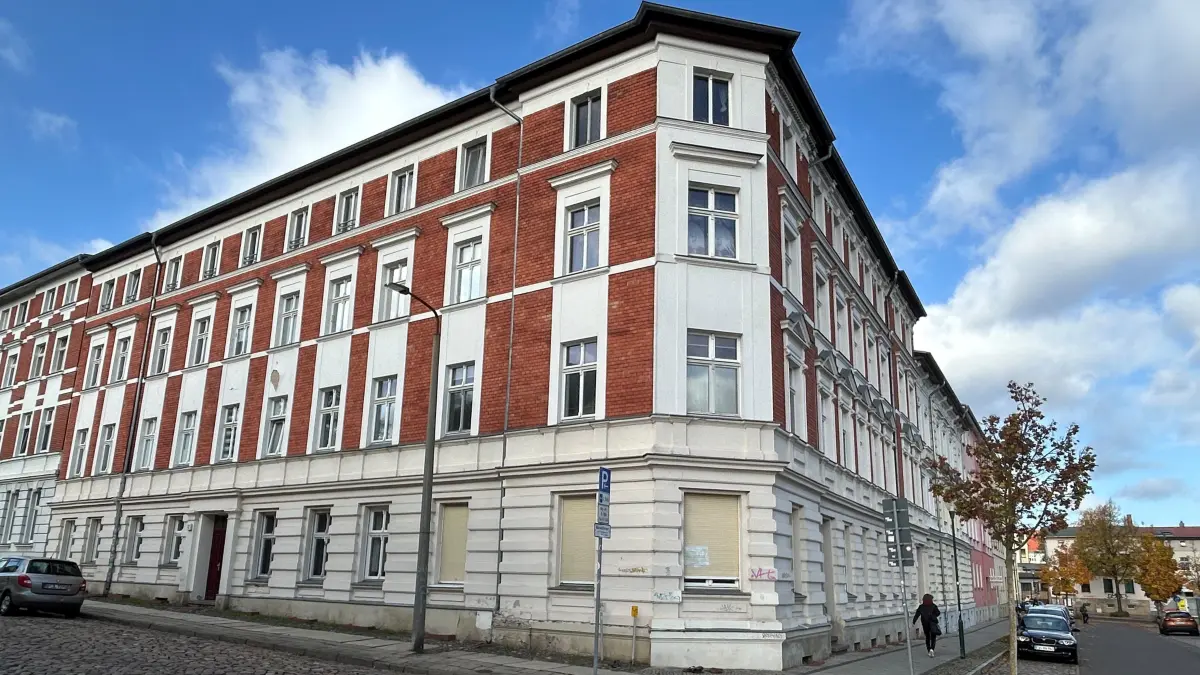 Das historische Eckhaus an der Friedrich-Engels-Straße und Wilhelmstraße in Eberswalde am 26.10. 2026. Die WHG plant eine Millionen-Investition, um das Projekt für modernes Wohnen fit zu machen.