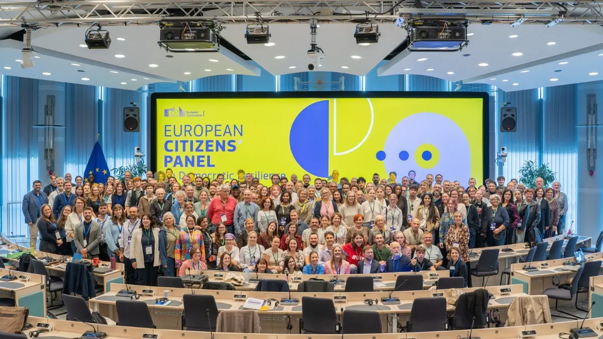 150 zufällig ausgewählte Bürgerinnen und Bürger aus allen 27 EU-Mitgliedstaaten kamen im September in Brüssel zur ersten Sitzung des Europäischen Bürgerforums zur demokratischen Resilienz zusammen.