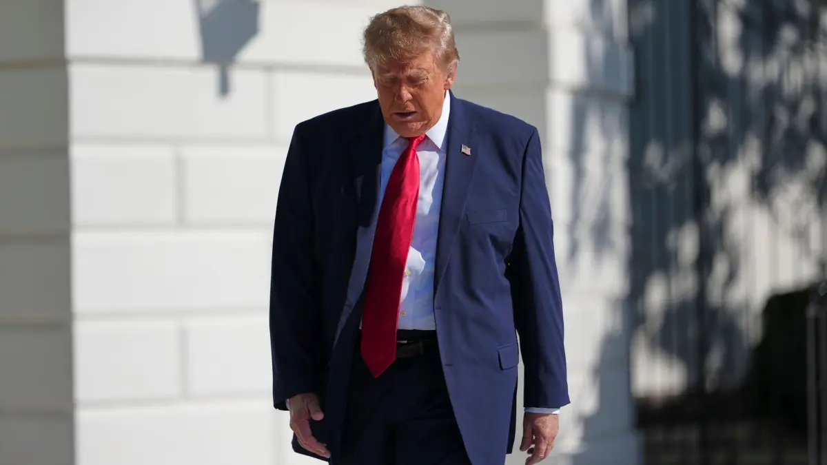 US-Präsident Trump: US-Präsident Donald Trump geht auf dem South Lawn des Weißen Hauses auf die Reporter zu, bevor er an Bord von „Marine One“ steigt. (zu dpa: «Demokraten fordern Ermittler zu Trumps Epstein-Verbindungen»)