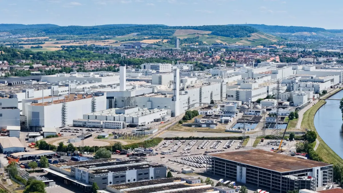 Audi Werk Neckarsulm: PRODUKTION - 20.07.2026, Baden-Württemberg, Neckarsulm: Blick auf das Werk des Autoherstellers Audi in Neckarsulm (Luftaufnahme mit einer Drohne). (zu dpa: «Experten sehen Audi in Neckarsulm noch stärker unter Druck») Foto: Bernd Weißbrod/dpa +++ dpa-Bildfunk +++