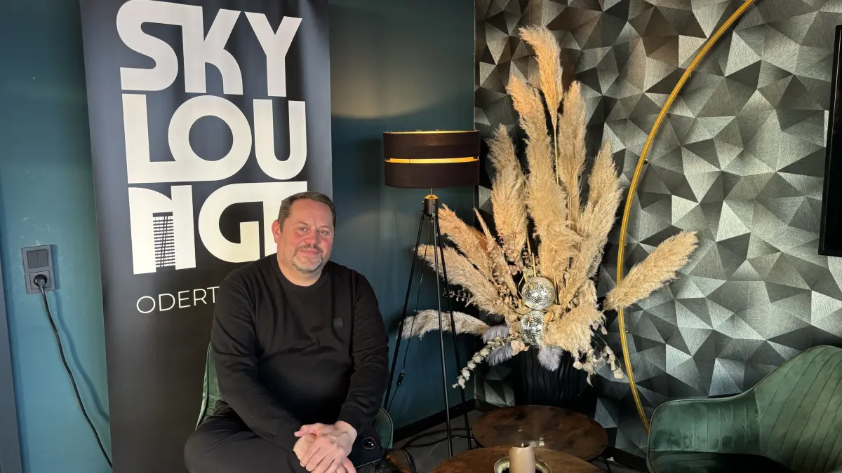 Matthias Kayales sitzt im Kaminzimmer seiner Bar "Skylounge24". Auch hier kann man sich bei der 50. Kneipennacht in Frankfurt (Oder) niederlassen.