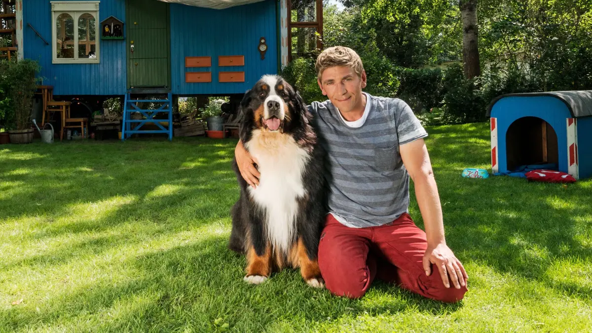Guido Hammesfahr alias Fritz Fuchs mit Hund Keks am Bauwagen in Hennigsdorf