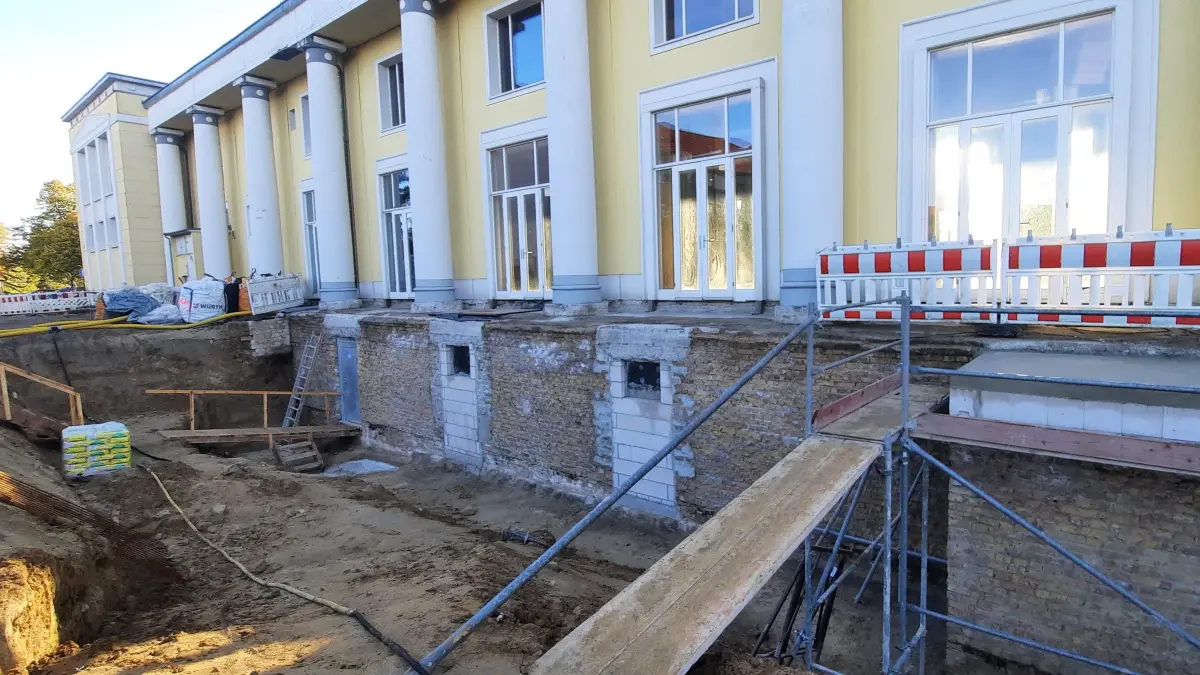 Derzeit lauf unter anderem die Arbeiten zur Trockenlegung und Isolation des 70 Jahre alten Bauwerks. Dazu sind die Kellerwände des Rüdersdorfer Kulturhauses bis zu fünf Meter tief freigelegt.