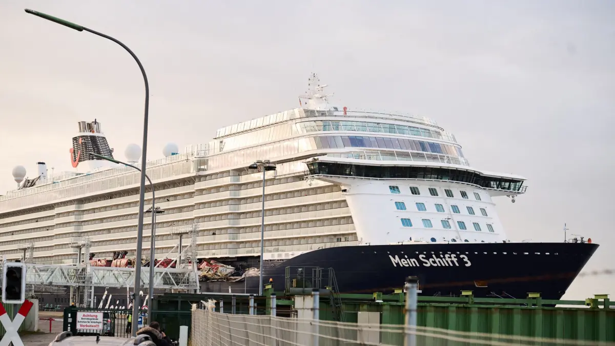 Kreuzfahrtschiff stößt mit Containerschiffen zusammen: Die «Mein Schiff 3» liegt an der Columbuskaje. Das Kreuzfahrtschiff war am Vortag bei stürmischem Wetter mit zwei Containerschiffen kollidiert. (zu dpa: «Tui sagt Reise der «Mein Schiff 3» nach Unfall ab»)