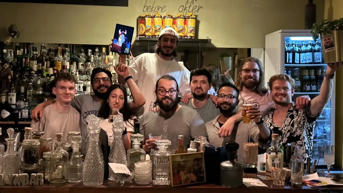 Beide Elyx-Betreiber, Talha Bilgin und Gürol Özcan, sind bereit, mit ihrem Team zur 50. Kneipennacht in Frankfurt (Oder).