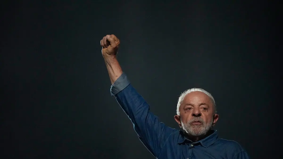 Stichwahl um das Präsidentenamt in Brasilien: Präsident Luiz Inácio Lula da Silva spricht auf der Avenida Paulista bei einer Siegeskundgebung vor seinen Anhängern, nachdem er in der Stichwahl um das Präsidentenamt seine vierte Amtszeit errungen hat. (zu dpa: «Bilder des Tages»)