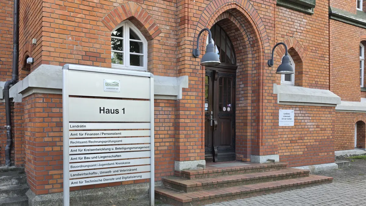 Der Eingang zum Kreishaus in Prenzlau am 8.9.2026. In dem Gebäude befindet sich das Büro von Landrätin Karina Dörk.