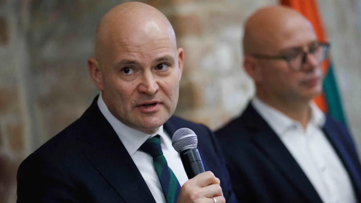 Nach Gewaltattacke Jugendlicher Sicherheitskonferenz: 27.10.2026, Brandenburg, Frankfurt (Oder): Jörg Treffke (l), Staatssekretär Ministerium des Innern und für Kommunales, neben Axel Strasser (r, parteilos), Oberbürgermeister der Stadt Frankfurt (Oder), spricht bei einem Pressetermin im Anschluss an eine Sicherheitskonferenz gemeinsam mit Polizei und anderen Behörden nach einer Gewalttat an einer Frankfurter Oberschule in der Wandelhalle im Rathaus. Jugendliche zwischen 13 und 15 Jahren hatten auf einen Schüler eingetreten und ihn geschlagen - auch gegen den Kopf und als er bereits am Boden lag. Ihre Taten hatten sie gefilmt und das Video über das Internet verbreitet. Foto: Carsten Koall/dpa +++ dpa-Bildfunk +++