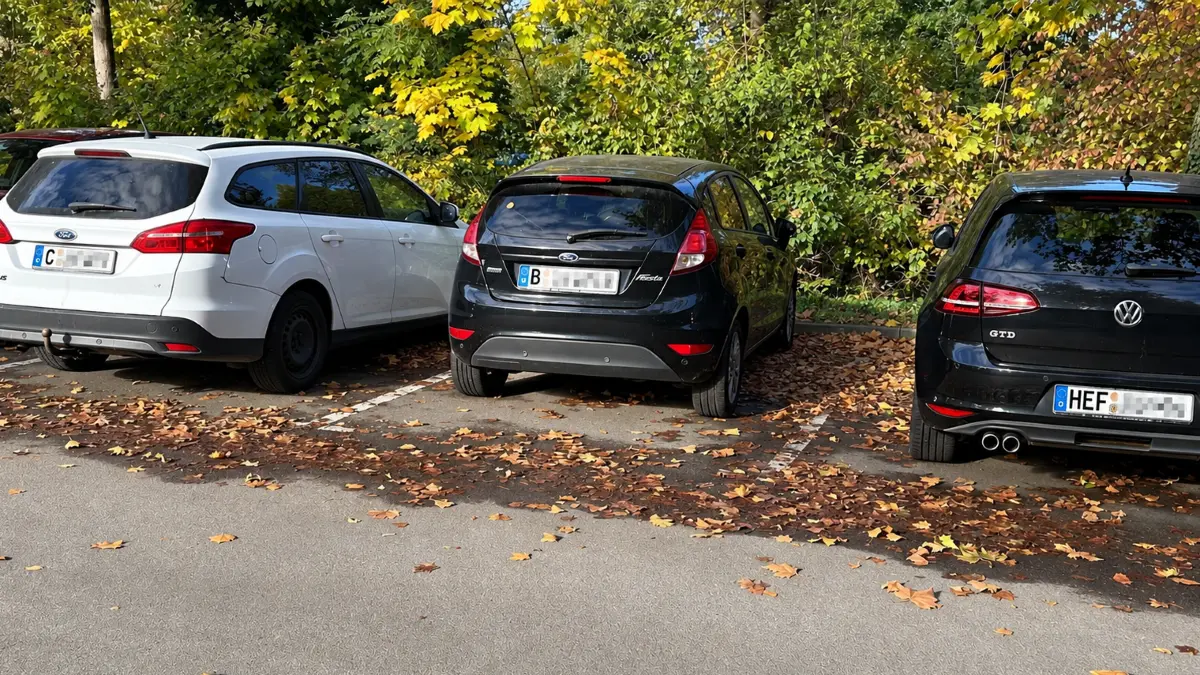Auf dem großen Parkplatz am Bahnhof von Königs Wusterhausen stehen viele ortsfremde Autos. Urlaubsparker, die die Plätze klauen?