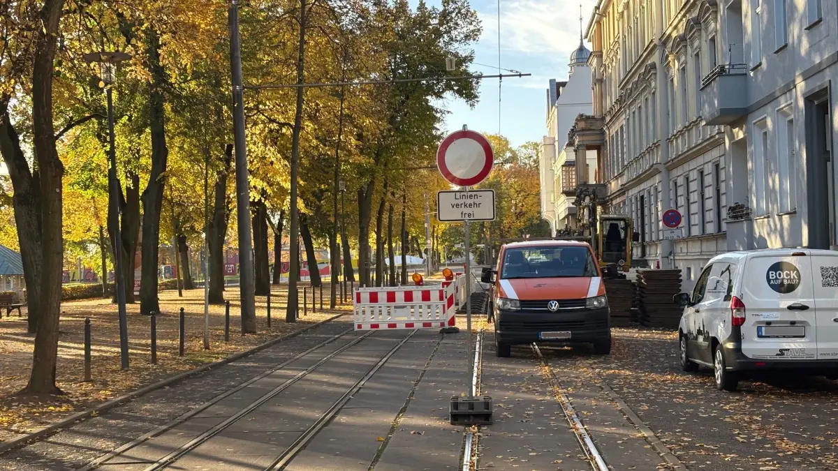 Kein Durchkommen: In der Lindenstraße in Frankfurt (Oder) finden aktuell Gleisbauarbeiten statt.