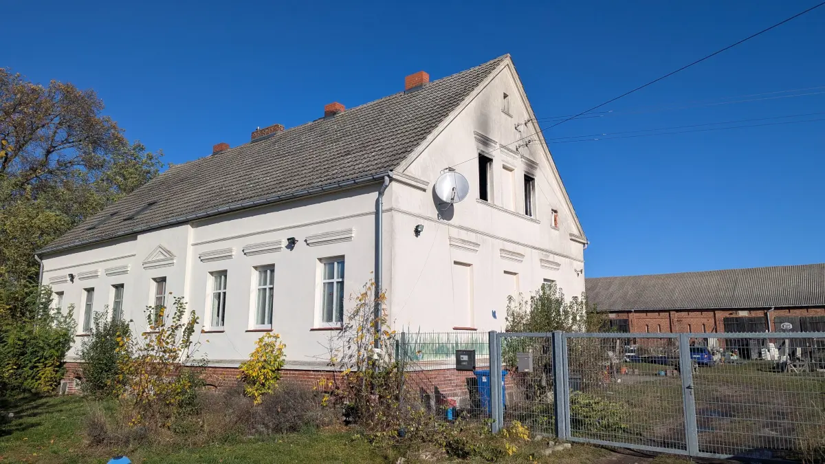 Dieses Haus in Alttrebbin ist in Brand geraten. Wo die Bewohner jetzt unterkommen.