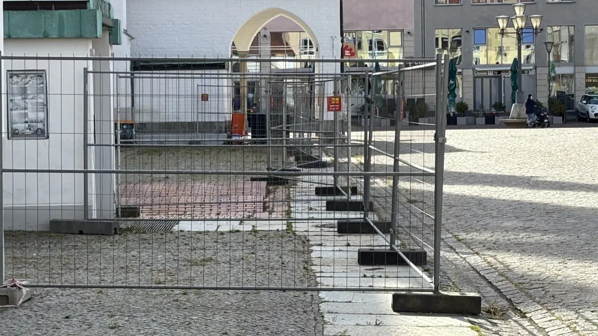 Der Bauzaun vor dem Rathaus in Frankfurt (Oder) wird wohl noch länger dort stehen bleiben.