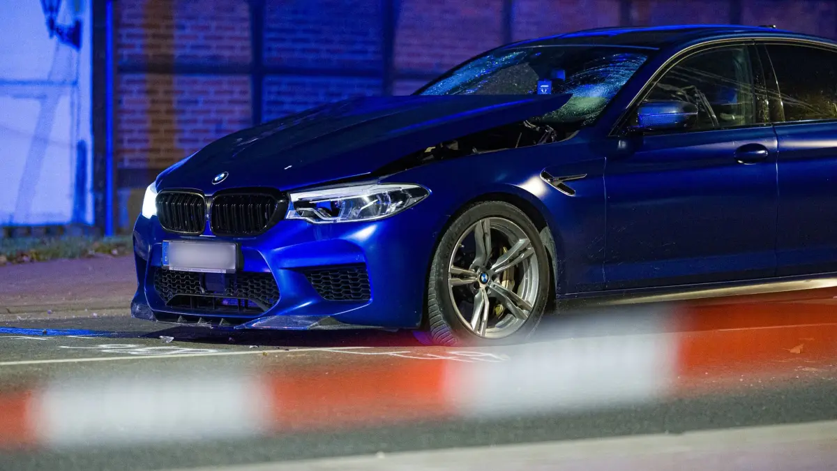 Auto fährt in Menschengruppe in Neustadt am Rübenberge: Ein BMW steht in der Nacht an einer Einsatzstelle in der Region Hannover. Einsatzkräfte haben zuvor auf ein Auto geschossen, dass zuvor in eine Gruppe von Menschen gefahren ist. (zu dpa: «Auto fährt in Menschengruppe - mit Schüssen gestoppt»)