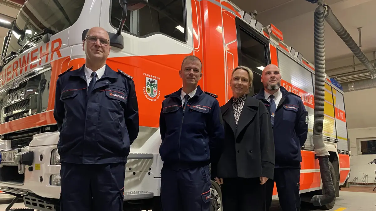 Neue Feuerwehrspitze: Ronny Meyer, Stadtbrandmeister Mathias Gädigk und ganz rechts Christopher Bülow. Ihre erste Ansprechpartnerin in der Stadt ist Ordnungsdezernentin Martina Banse-Hörnigk.
