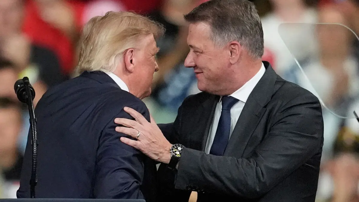 US-Midterms - US-Präsident Trump: US-Präsident Donald Trump begrüßt Gernot Döllner, Vorstandsvorsitzender der Audi AG, bei einer Wahlkampfveranstaltung im Guardian Centers of Georgia. (zu dpa: «Mehrheit sieht Auftritt von Audi-Chef mit Trump kritisch»)