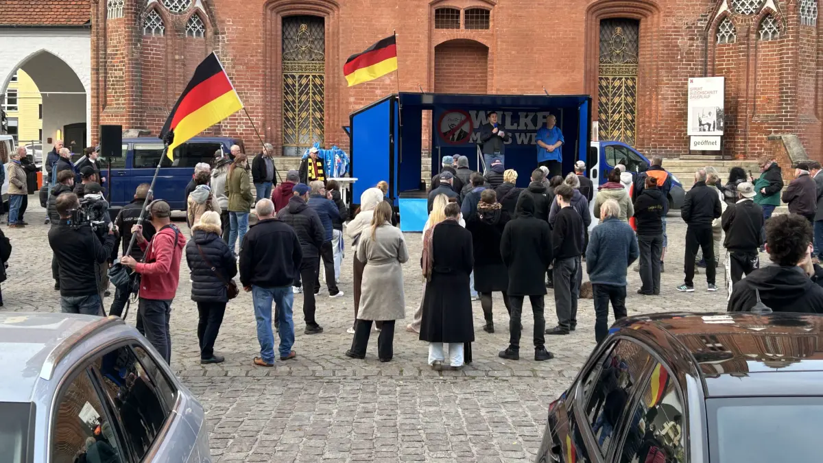 Menschen mit Deutschlandfahnen am Rathausplatz, AfD-Bühne, John-Pascal Hohm, Autos
