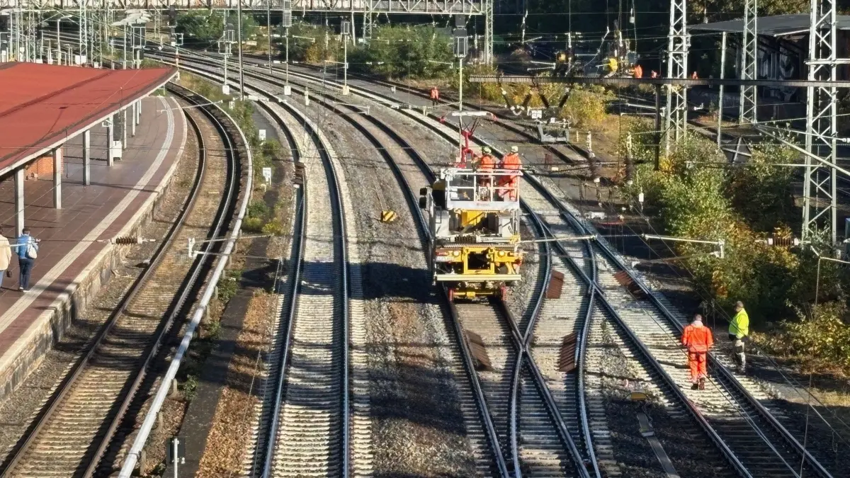 Leitungsarbeiten bei der Bahn: Wegen Bauarbeiten auf den Trassen der Bahn kommt es im November wieder zu Einschränkungen und Ausfällen. Betroffen sind Regionalbahnen und die S‑Bahn. (Im Bild Bahnhof Birkenwerder Mitte Oktober 2026)