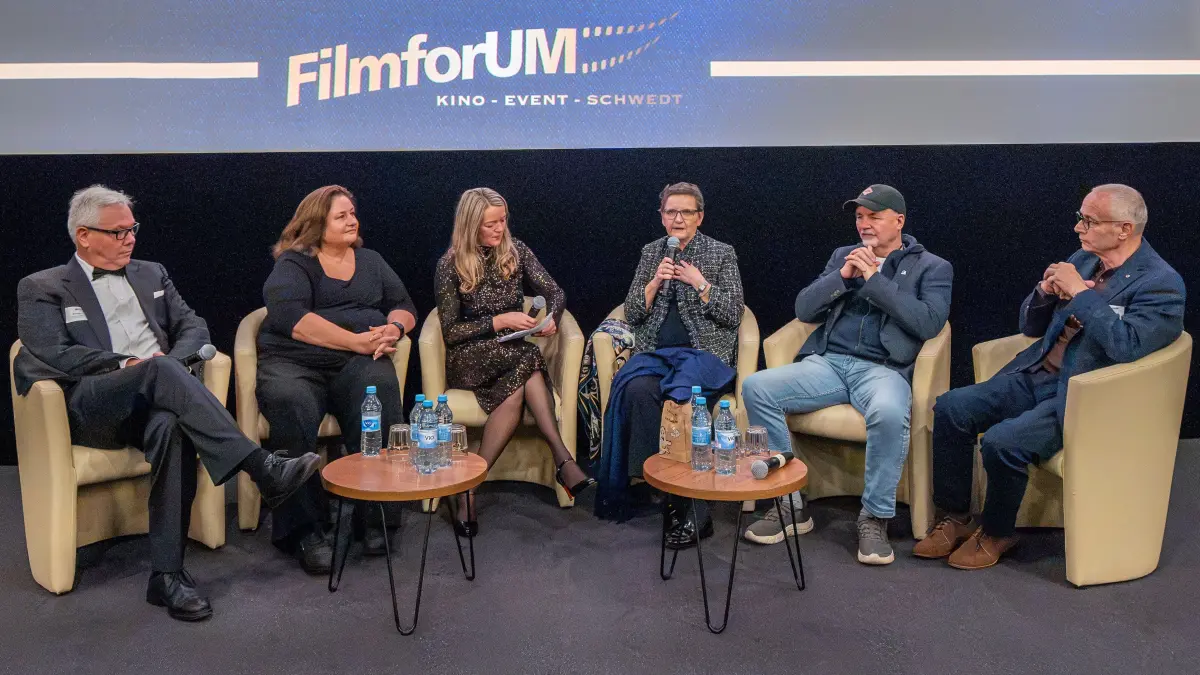 FilmforUM: Das FilmforUM Schwedt feiert seinen 20. Geburtstag. Gemeinsam mit Akteuren der ersten Stunde, heutigen Partnern sowie Gästen aus Wirtschaft, Politik und Verwaltung wurde mit einem alten Filmbeitrag und einer Gesprächsrunde an die Eröffnung vor zwei Jahrzehnten erinnert.
