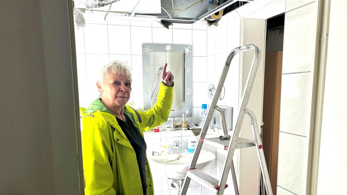 Wasserschaden in Eberswalde: Inhaberin Heidrun Rauchstädt zeigt auf die Stelle im Kunden-WC ihres Kosmetikstudios an der Frankfurter Straße 47, aus der eine wahre Sturzflut gekommen ist. Noch weiß sie nicht, wie es für das Geschäft weitergeht.
