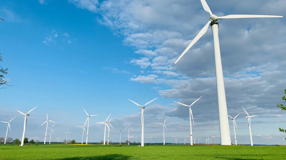 Windräder in der Uckermark. Bürger des Ortsteils Nechlin in der Gemeinde Uckermark profitieren direkt von den Windrädern vor ihrer Haustür. Dank eines innovativen Windspitzenwärmespeichers kann das Dorf mit günstiger Wärme versorgt werden. Ein Modell für andere Orte?