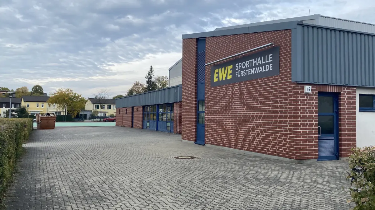 Die EWE-Sporthalle in der Frankfurter Straße in Fürstenwalde ist nach einem Wasserschaden gesperrt - und zwar auch noch nach den Herbstferien.