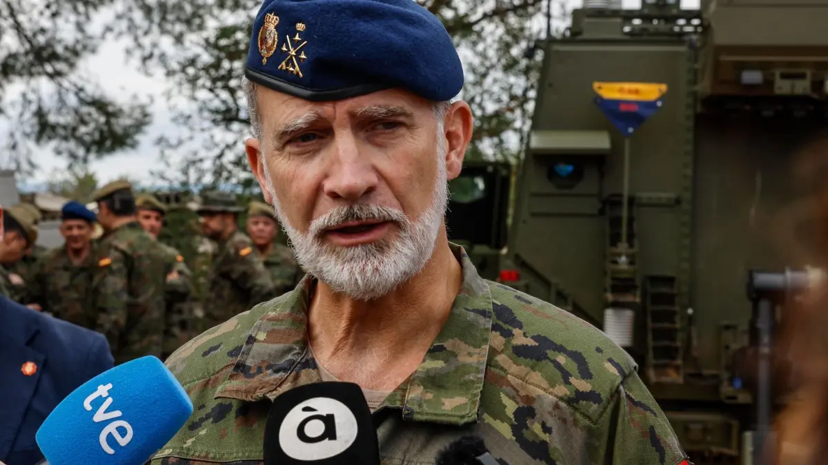 Militärübung Grifo 2026 in Spanien - König Felipe: 28.10.2026, Spanien, Betera: König Felipe VI. nimmt an der Übung «Grifo 2026» teil, die vom NBC-Verteidigungsregiment Nr. 1 «Valencia» auf dem Truppenübungsplatz der Militärbasis Jaime I organisiert wird. Vom 20. bis 29. Oktober 2026 findet die Übung «Grifo 26» an verschiedenen Orten in den Provinzen von Valencia statt. Foto: Rober Solsona/EUROPA PRESS/dpa +++ dpa-Bildfunk +++