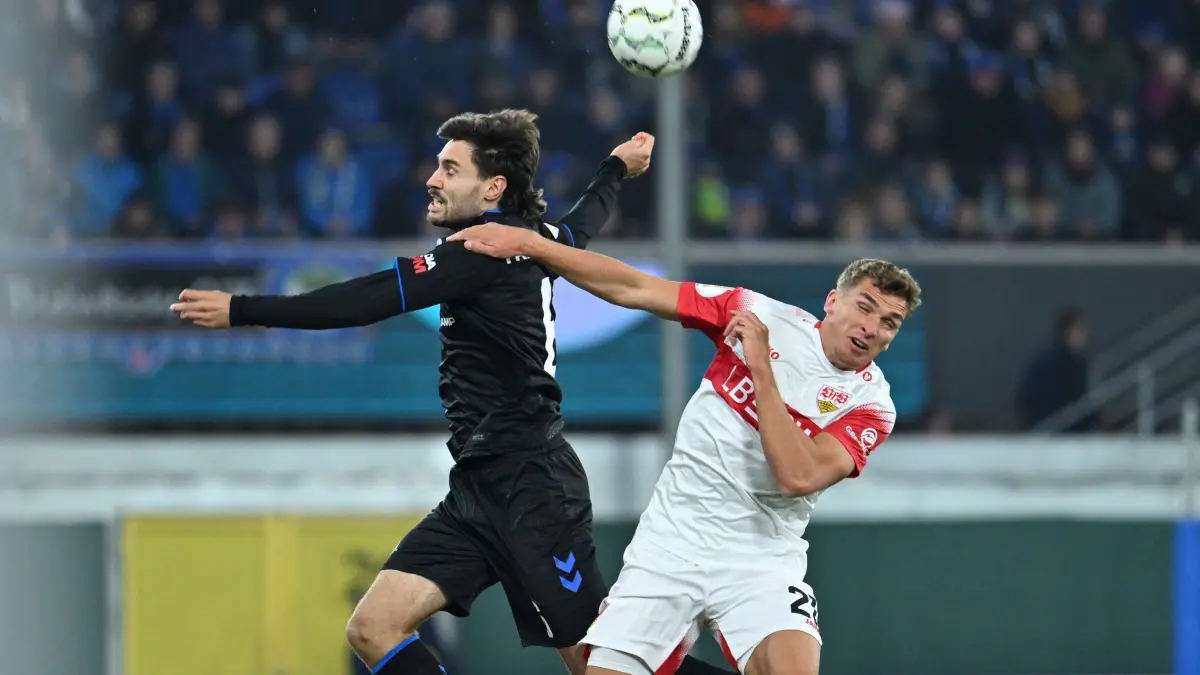 SC Paderborn 07 - VfB Stuttgart: 28.10.2026, Nordrhein-Westfalen, Paderborn: Fußball, Männer: DFB-Pokal, SC Paderborn 07 - VfB Stuttgart, 2. Runde, Home Deluxe Arena. Tom Baack (l, SC Paderborn 07) kämpft mit Grischa Prömel (VfB Stuttgart) um den Ball. Foto: Swen Pförtner/dpa +++ dpa-Bildfunk +++