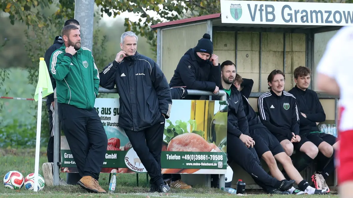 Zwei Trainer des VfB Gramzow: Robert Schröder (links) und Maik Zürner. Chefcoach Sören Seethaler war beim Derby gegen Rot-Weiß Prenzlau urlaubsbedingt verhindert.