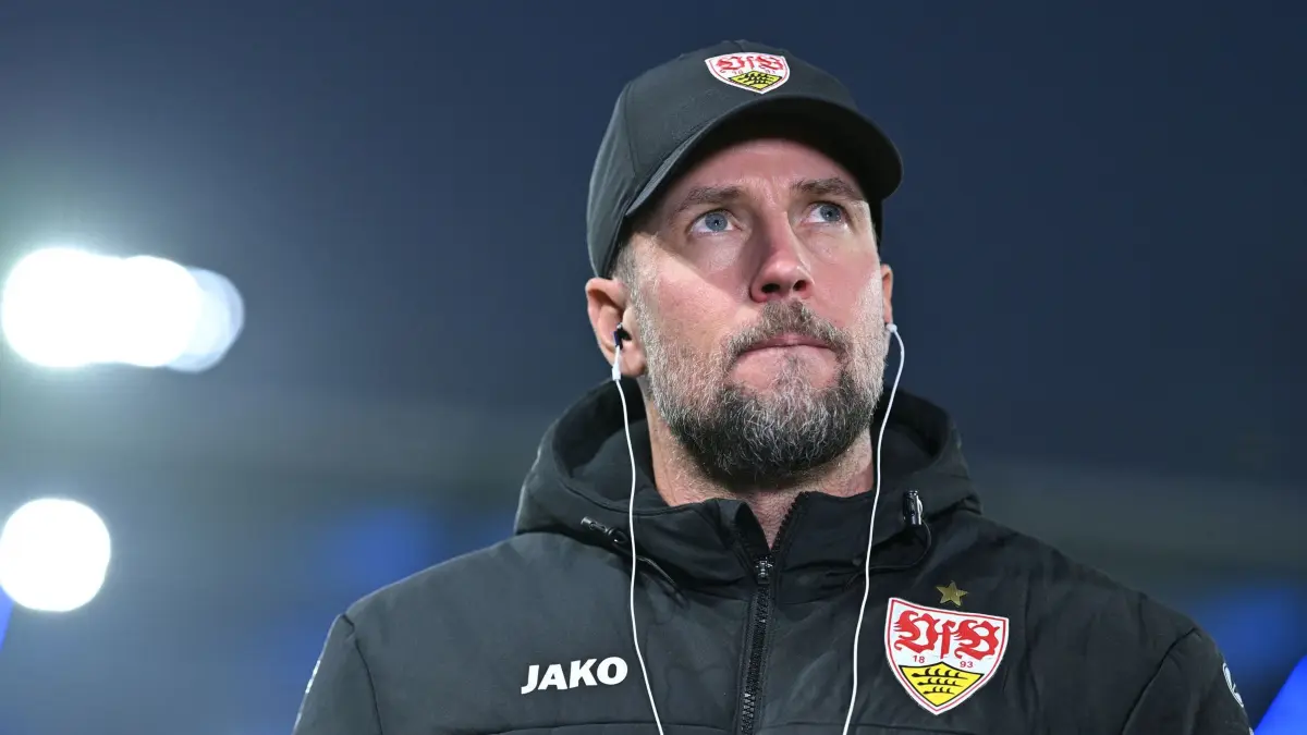 SC Paderborn 07 - VfB Stuttgart: 28.10.2026, Nordrhein-Westfalen, Paderborn: Fußball, Männer: DFB-Pokal, SC Paderborn 07 - VfB Stuttgart, 2. Runde, Home Deluxe Arena. Trainer Sebastian Hoeneß (VfB Stuttgart) steht vor dem Spiel im Stadion. Foto: Swen Pförtner/dpa +++ dpa-Bildfunk +++