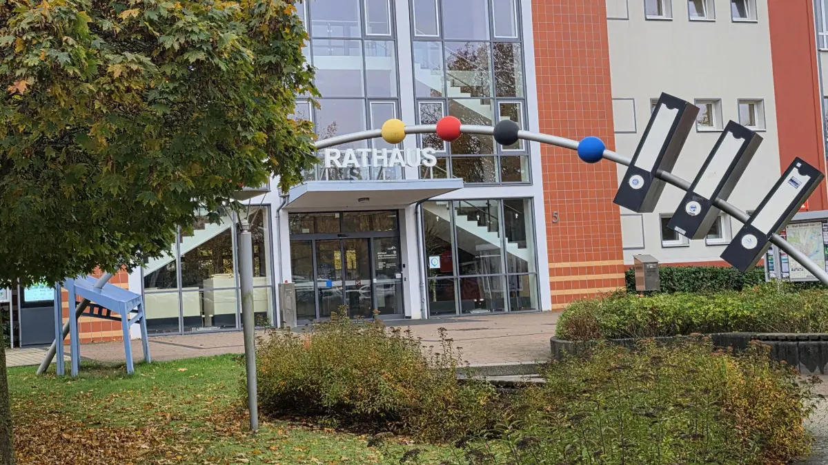 Trübe Aussichten für den Haushalt in Schwedt. Der starke Einbruch bei der Gewerbesteuer macht sich auch im Haushalt für 2027 bemerkbar. Trotzdem generiert das Team im Rathaus (Foto: 28.10.2026) in Schwedt Millionen an Einnahmen jenseits von Steuern und Abgaben der Bürger.