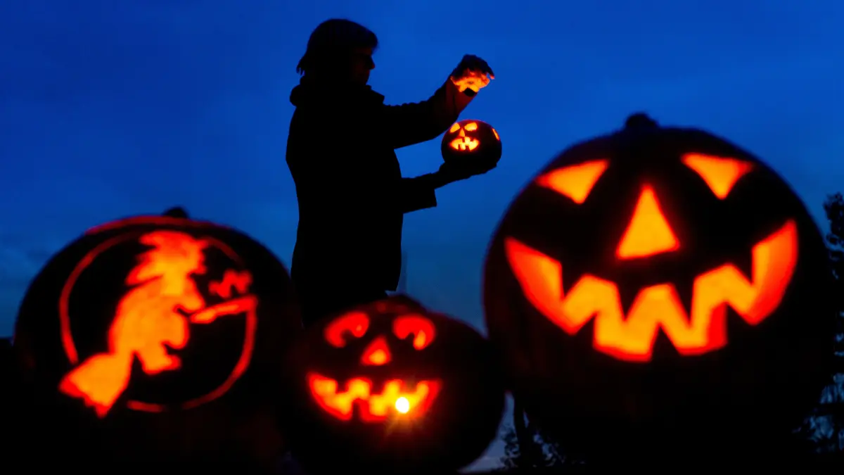 ARCHIV - Kürbis-Gesichter leuchten am 25.10.2015 in einem Garten in Sieversdorf (Brandenburg). Auch die Polizei in Lüneburg warnt wieder vor allzu derben oder gar verbotenen Halloween-Scherzen. Foto: Patrick Pleul/dpa (zu lni "Polizei warnt vor verbotenen Halloween-Streichen" vom 29.10.2015) +++ dpa-Bildfunk +++