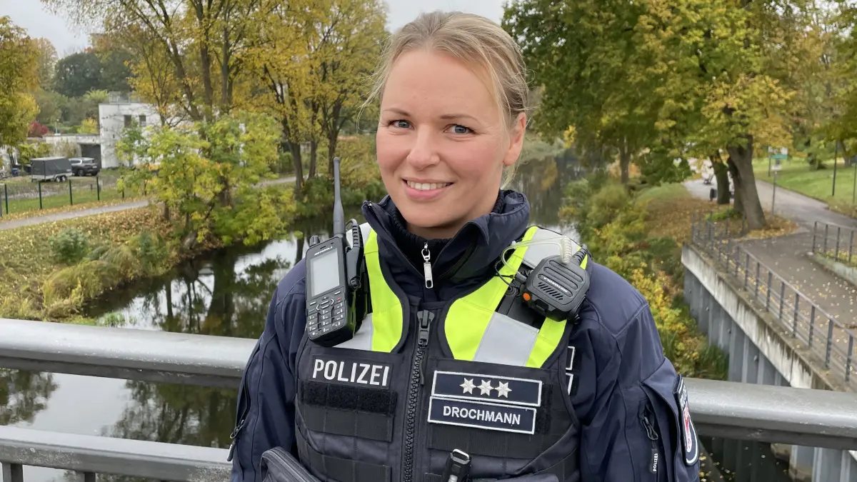 Kesrin Drochmann ist seit 2024 bei der Revierpolizei in Oranienburg. In der Innenstadt warten auf sie abwechslungsreiche Aufgaben. Die Polizeihauptkommissarin spricht über Herausforderungen im Alltag und die Liebe zu ihrem Job,