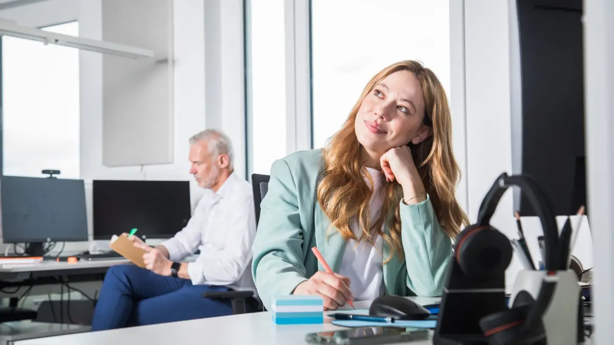 Zwei Kollegen arbeiten in einem Büro: Blick in die Zukunft: Wer seinen Job wechseln möchte, sollte das nicht ohne Plan tun. (zu dpa: «Jobwechsel in unsicheren Zeiten: Soll ich es wagen?»)