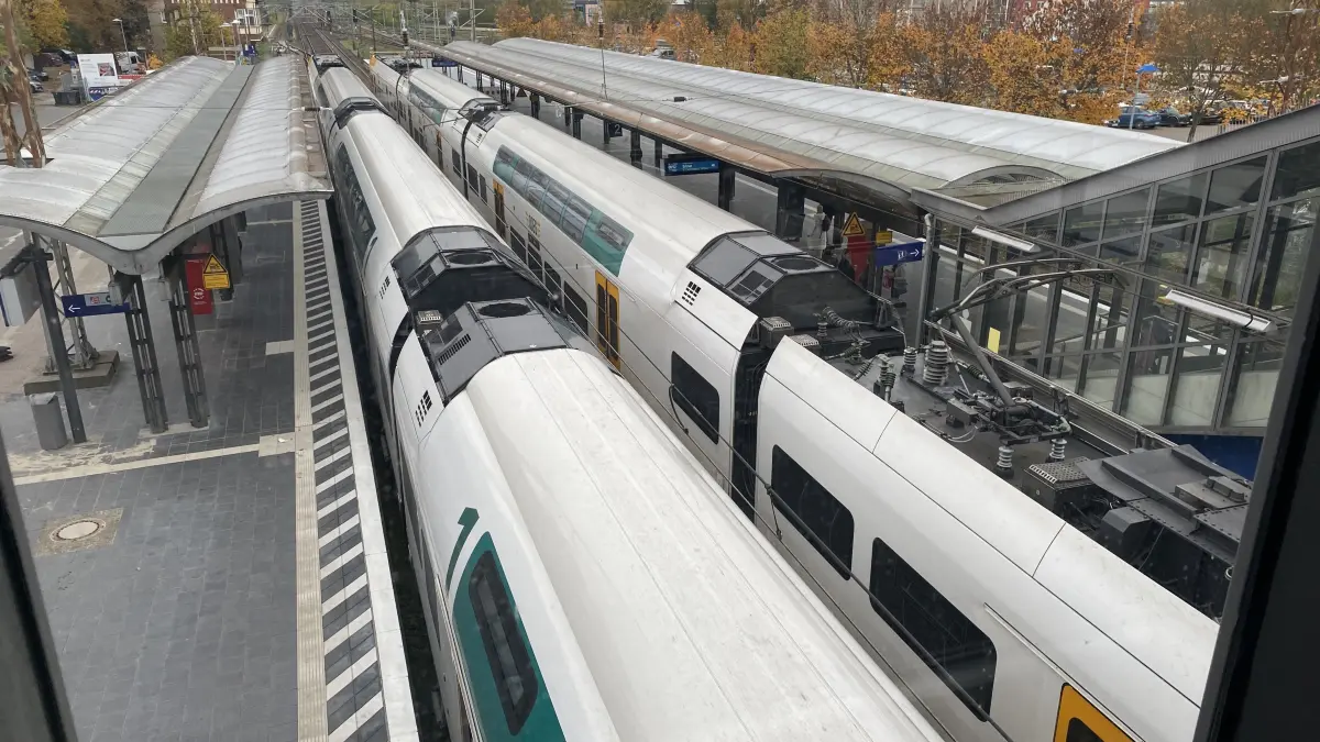 Kreuzungspunkt Fürstenwalde: Am Bahnhof stehen RE1-Züge in Richtung Frankfurt (Oder) und Erkner/Berlin.
