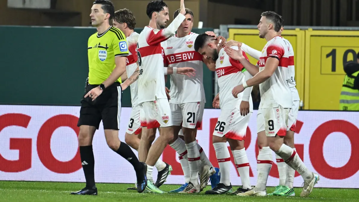 SC Paderborn 07 - VfB Stuttgart: 28.10.2026, Nordrhein-Westfalen, Paderborn: Fußball, Männer: DFB-Pokal, SC Paderborn 07 - VfB Stuttgart, 2. Runde, Home Deluxe Arena. Deniz Undav (Mitte r, VfB Stuttgart) feiert sein Tor zum 0:1 mit den Teamkollegen. Foto: Swen Pförtner/dpa +++ dpa-Bildfunk +++