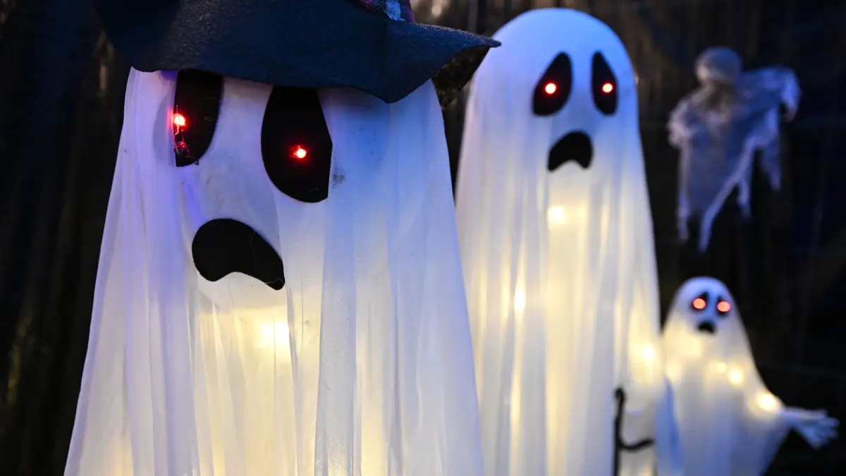 Halloween: Gruselige Dekoration leuchtet in einem Halloween-Garten. (zu dpa: «Gruselgarten bis Geisterparty - Halloween-Tipps für Sachsen»)