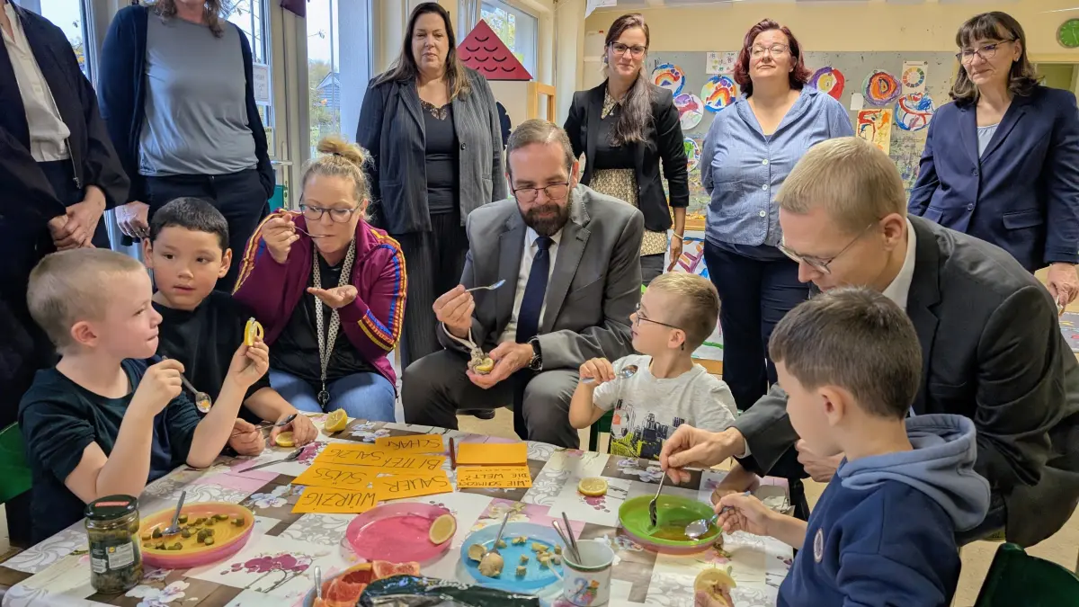 Minister Gordon Hoffmann musste in die saure Zitrone beißen. Beim Besuch in der Kita Kinderland in Strausberg machte er mit den Kindern einen Geschmackstest.