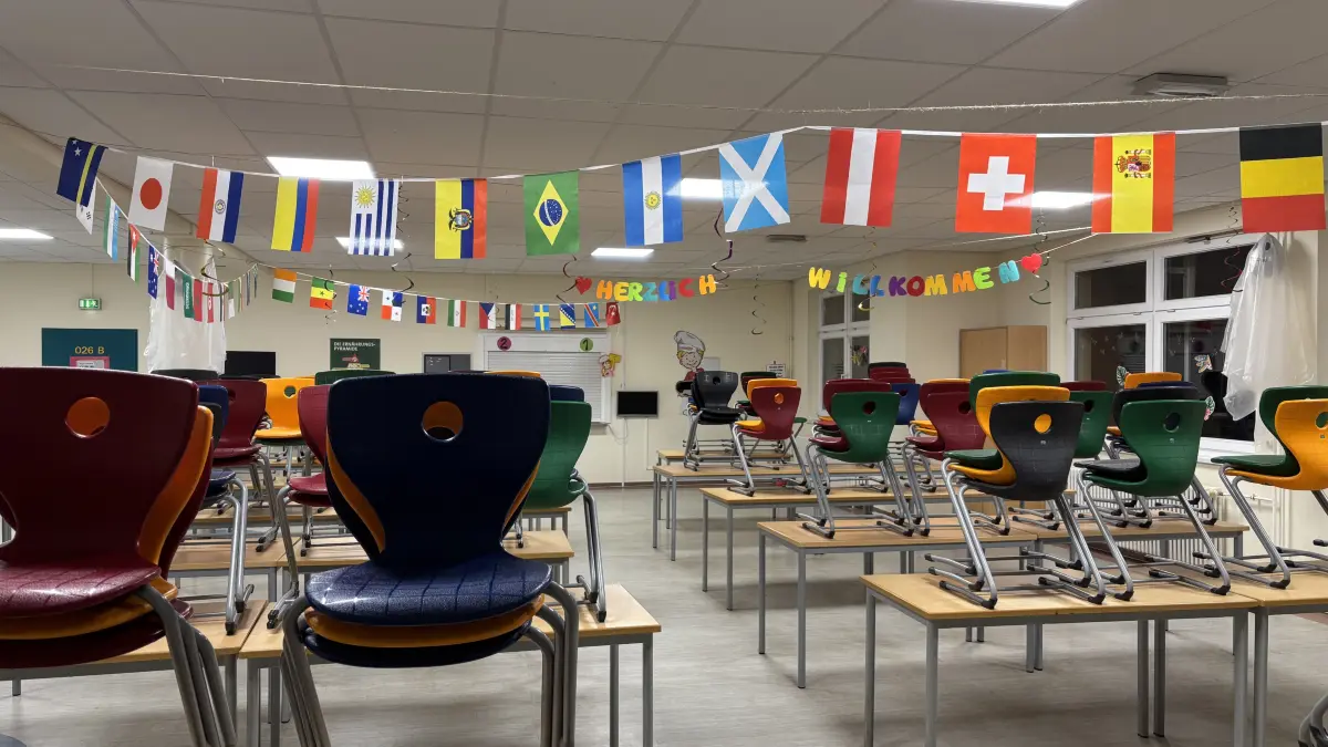 Rund 600 Kinder der Grundschule Basdorf müssen sich derzeit den viel zu kleinen Speiseraum teilen. Eine Mensa ist längst beschlossene Sache, aber ihr Bau wird sich weiter verzögern.