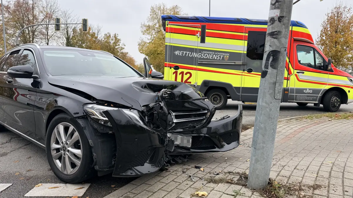 Ein Mercedes ist in Schwedt frontal gegen eine Straßenlaterne gekracht. Der Wagen wurde dabei schwer beschädigt.
