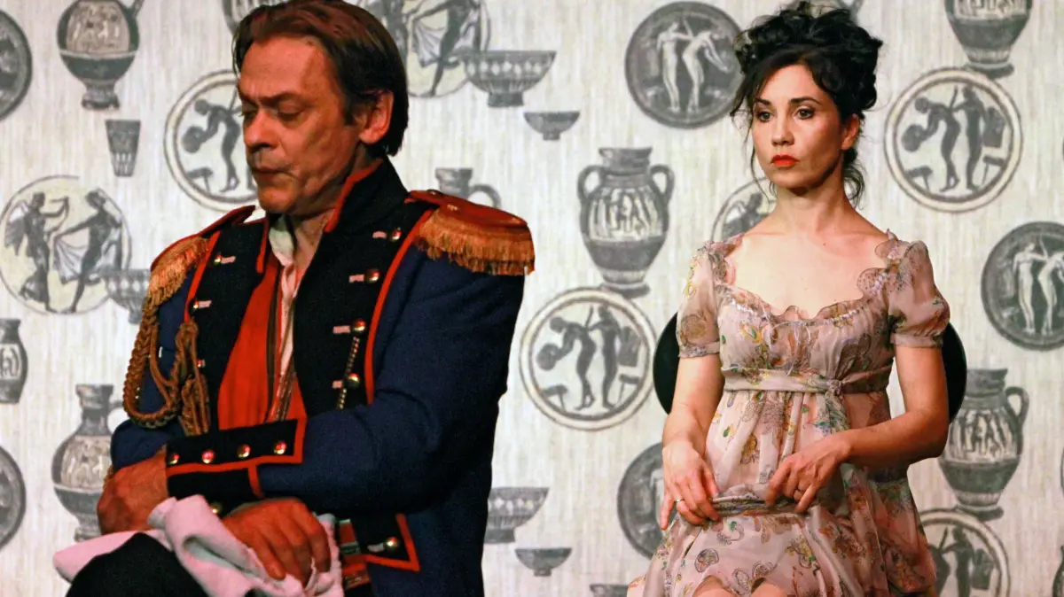 ARCHIV - Die Schauspieler Sylvester Groth als Lorenzo und Kathrin Angerer in der Titelrolle in einer Szene des Stücks "Die Marquise von O..." nach Heinrich von Kleist, das in der Regie von Frank Castorff am Samstag (03.03.2012) an der Volksbühne Berlin Premiere hatte. Foto: Claudia Esch-Kenkel +++ dpa-Bildfunk +++