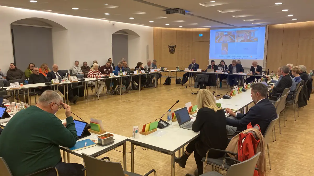 Die Stadtverordneten von Fürstenwalde tagten am 15.10. im Alten Rathaus. Dabei wurden ihre privaten Daten eingeblendet.